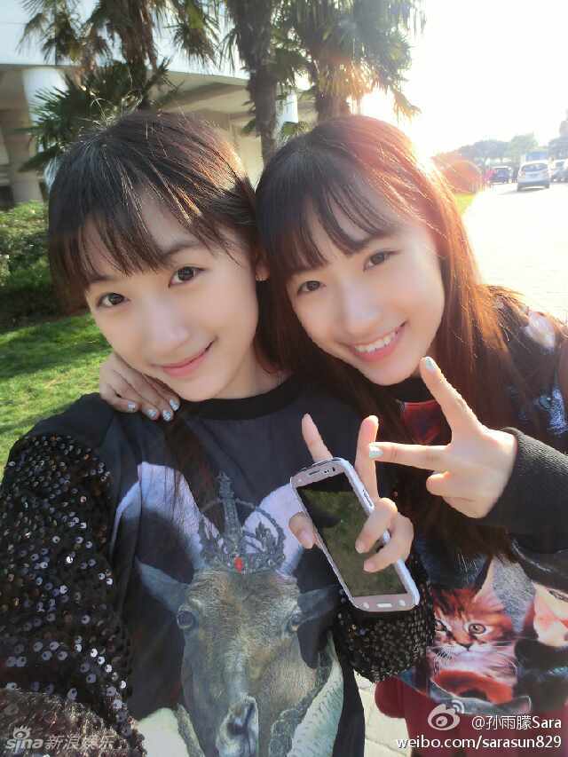 复旦双胞胎姐妹晒学位服照 复旦双胞胎姐妹花海量私照