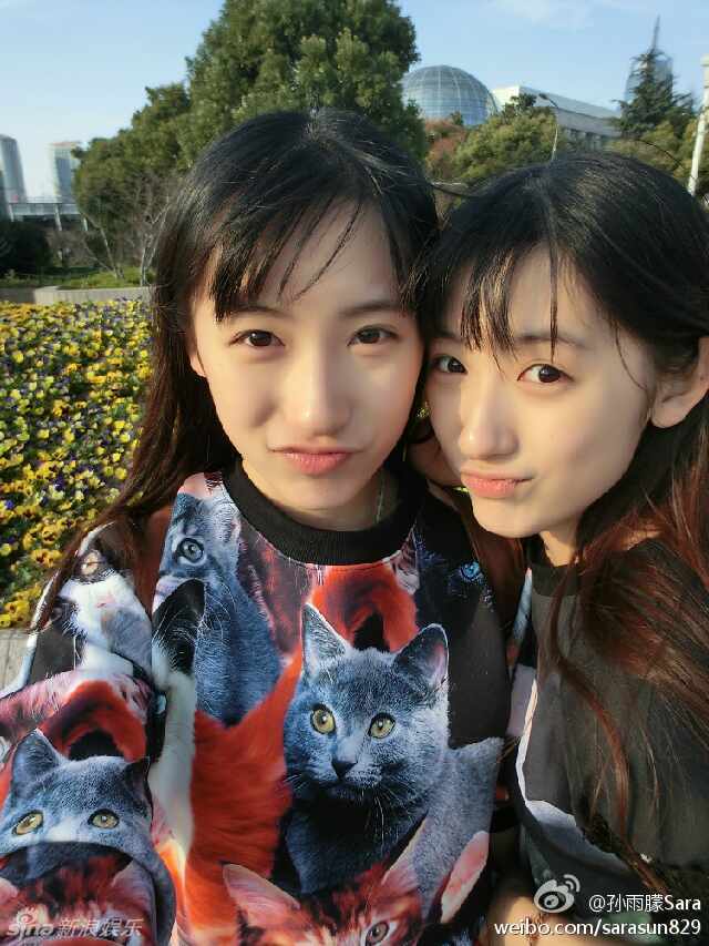 复旦双胞胎姐妹晒学位服照 复旦双胞胎姐妹花海量私照