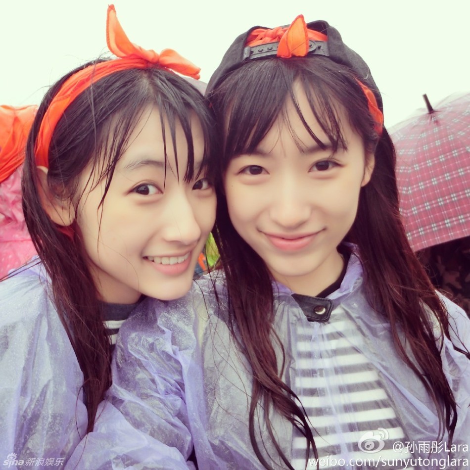 复旦双胞胎姐妹晒学位服照 复旦双胞胎姐妹花海量私照