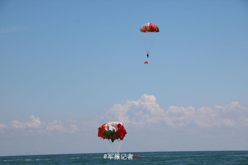 南部战区女飞行员海上跳伞演习