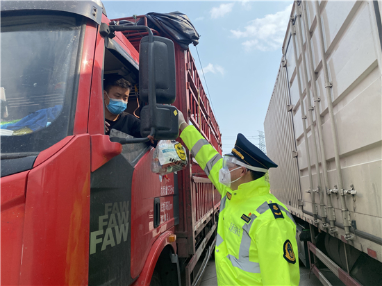 苏州市吴中区首批232份慰问物资和防疫用品送到货车司机手中_fororder_2