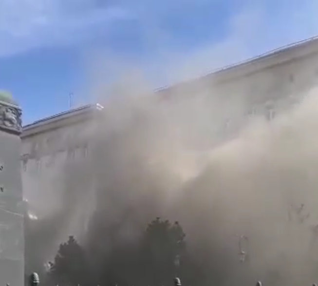 俄罗斯首都莫斯科市政府附近一商场发生火灾