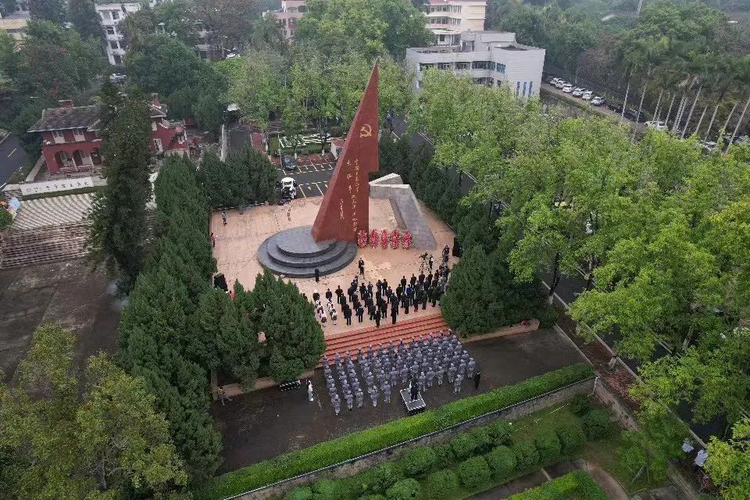 啟動儀式上,張國旺代表市四套班子,漳州軍分區向中國工農紅軍東路軍