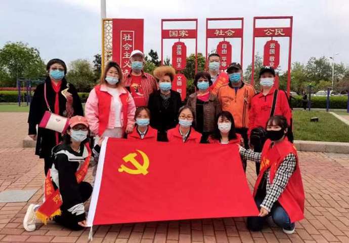 青岛联通“彩虹团队”与市北区爱心联盟志愿者陪伴空巢老人过母亲节