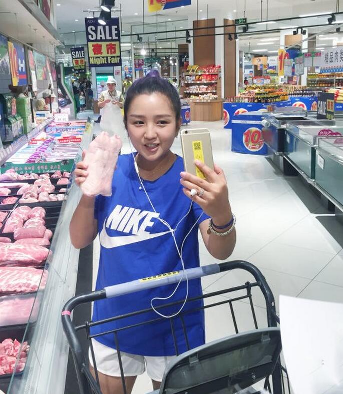 何洁素颜现身超市买菜 举着猪蹄自拍
