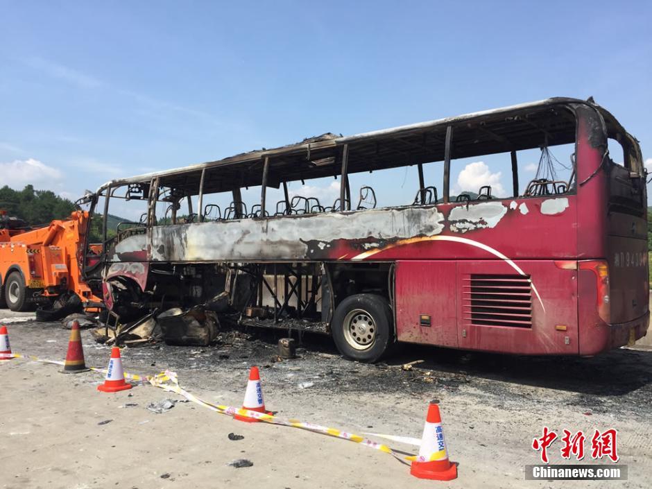 湖南旅游大巴起火事故 事发地点仍交通封闭