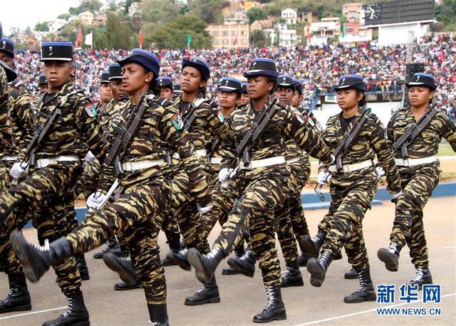 当日,马达加斯加举行国庆日阅兵活动,庆祝独立56周年.
