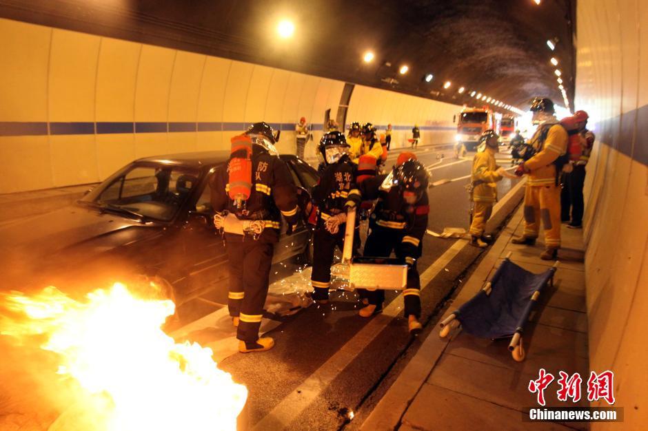 消防等部门,举行了公路隧道交通事故及火灾事故应急救援综合联合蚜贩
