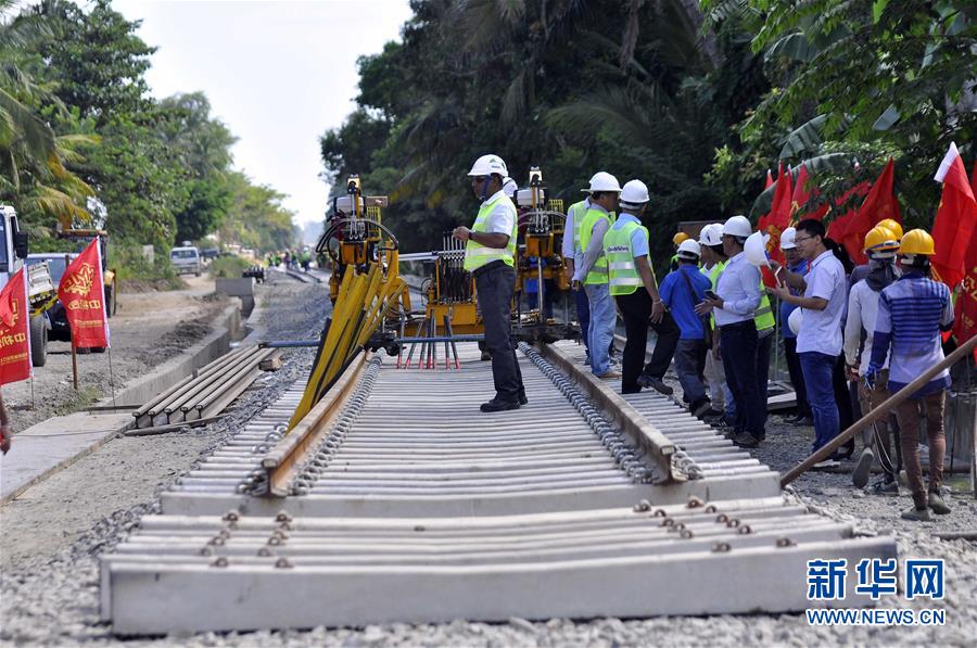 中企承建斯裡蘭卡鐵路項目舉行鋪軌儀式（圖）