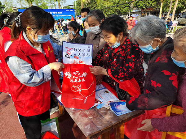 成都温江和盛镇开展“珍爱生命 远离毒品”禁毒宣传活动_fororder_禁毒宣传资料发放现场-供图-成都市温江区和盛镇