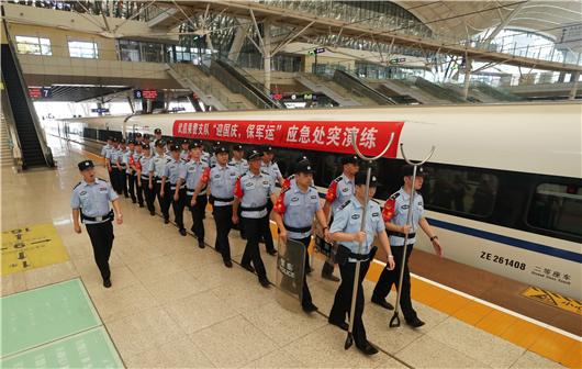 【湖北】【CRI原创】武汉铁路乘警强化应急处突演练保安全