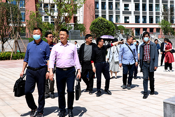 宜宾翠屏区教育和体育局视导宜宾市一曼中学校高三教育教学工作_fororder_视导组查看校园环境-摄影-陈国峰-(1)