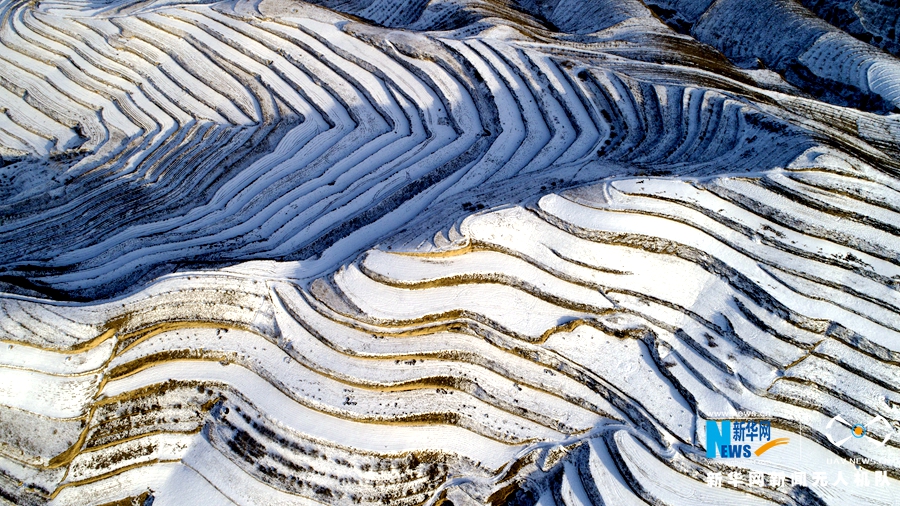 航拍黃土高原雪色“掌紋” 蜿蜒如浪美如畫