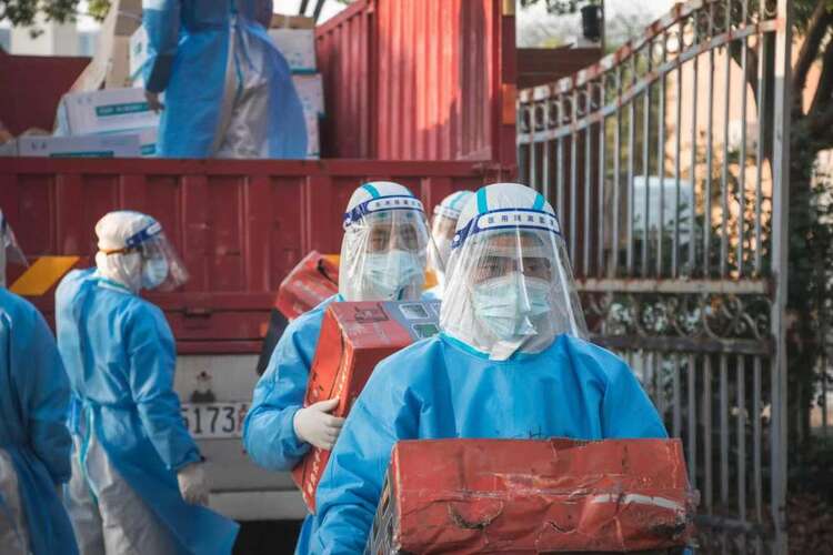 这支“火焰蓝”特勤支队在上海浦东执行环境消杀任务