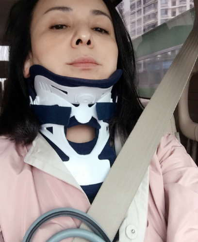 雪姨肿么了？王琳脖子戴固定器 面容憔悴