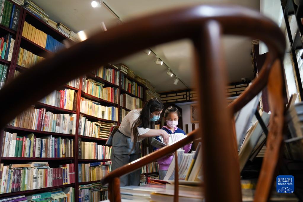 “京味儿”书店来了外国志愿者