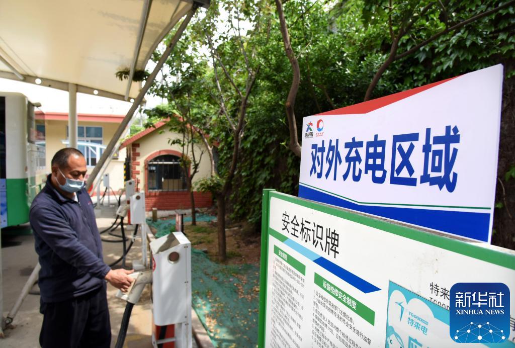 山东青岛：“共享”公交充电桩 缓解电车“充电难”