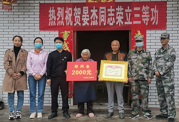 自贡沿滩：军地联合送喜报 军人军属享荣光_fororder_1慰问现场