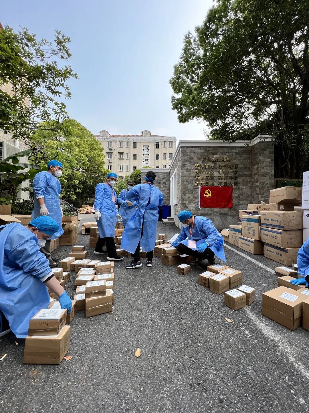 上海抗疫直击25部私家车建起志愿车队