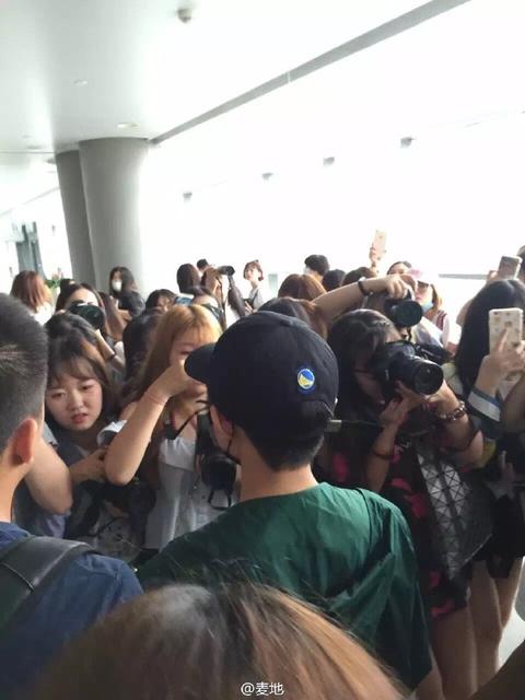 TFboys粉丝机场围堵偶像 航班1/3座位被粉丝承包