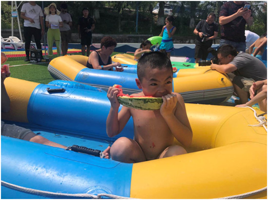 【社會民生】吃西瓜享魚療 重慶水上樂園趣味度夏