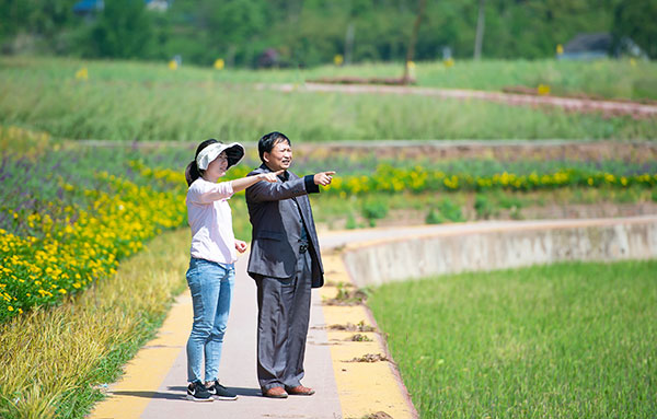 自贡荣县：春耕时节插秧忙 稻渔共生打造荣州府里好粮仓_fororder_3荣县农业服务中心技术人员朱应华介绍园区情况（摄影-廖志全）