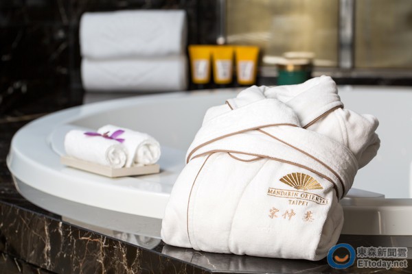 专属公仔浴袍！宋仲基访台12万一晚套房曝光
