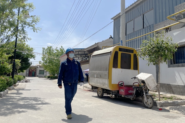 "Lao Wang", An Employee of State Grid Shaanxi Electric Power Company Walks over 31,000 km for Power Line Inspection_fororder_图片2