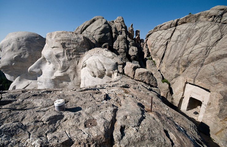 雕塑家在美国总统山暗藏神秘小屋