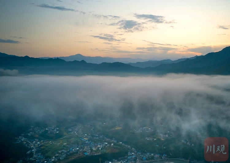 （转载）云海缥缈映晚霞 小城初夏美如画