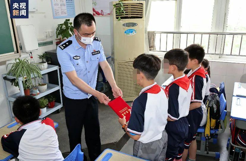 民警为孩子们颁发荣誉证书收到这份荣誉3个孩子惊喜又意外"老师荆常