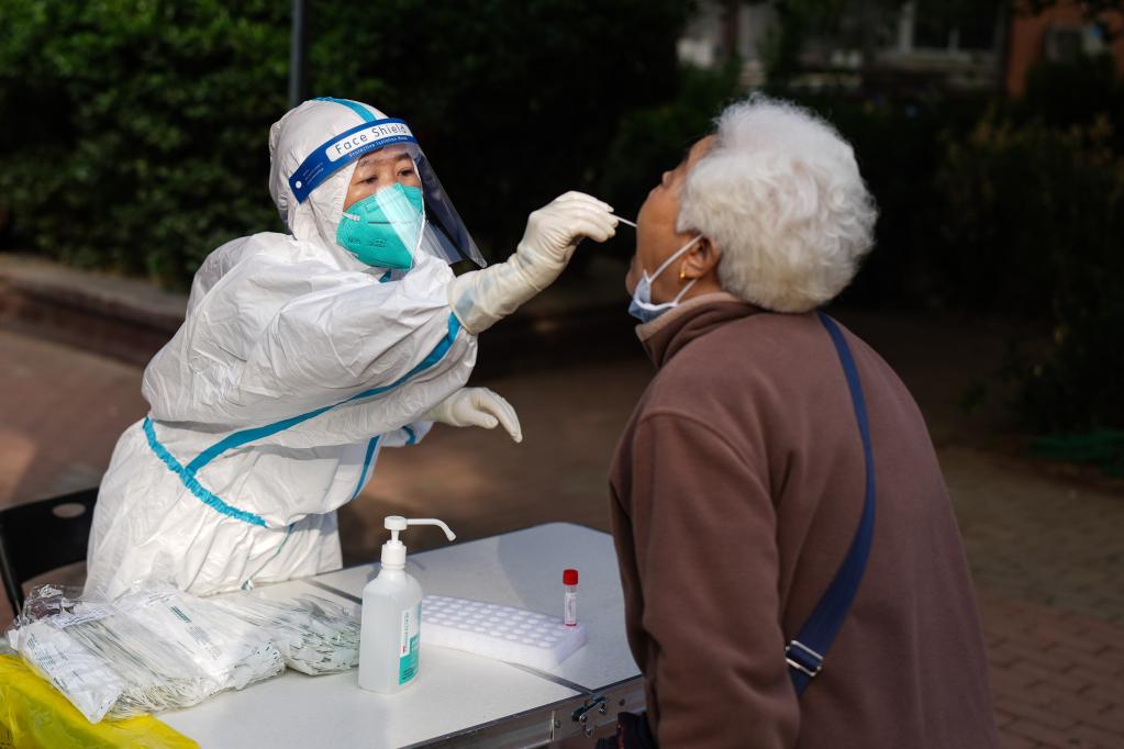 新华全媒丨有的地方本土传播尚未完全阻断权威回应核酸检测及老年人