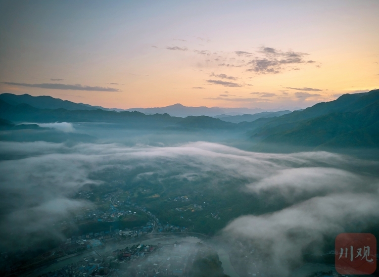 （转载）云海缥缈映晚霞 小城初夏美如画