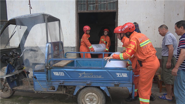 【有修改】【B】湖北监利：消防员紧急转移147名受灾人员