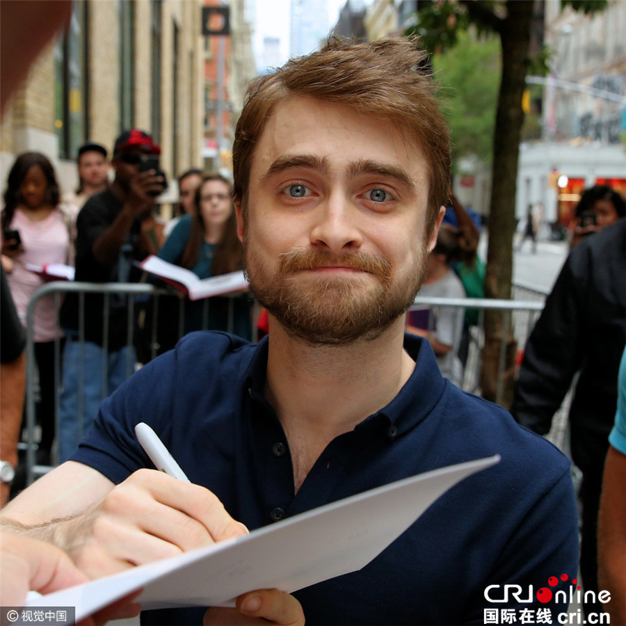 "哈利波特"丹尼尔宣传新片显瘦小