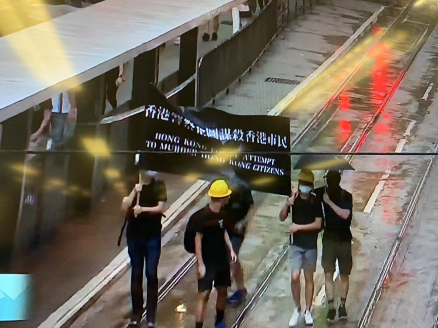 &middot; 部分激进示威者今天仍然口罩遮面 举美国国旗游行示威