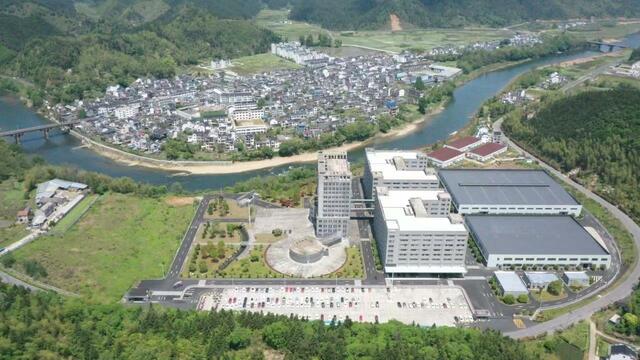 小山村里的大企业：书写创新奋斗拼搏的奇迹_fororder_2