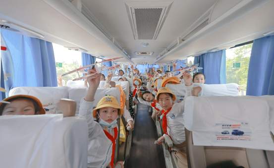 （转载）直升机飞进校园来助阵 天府灌区·全景课堂开课啦