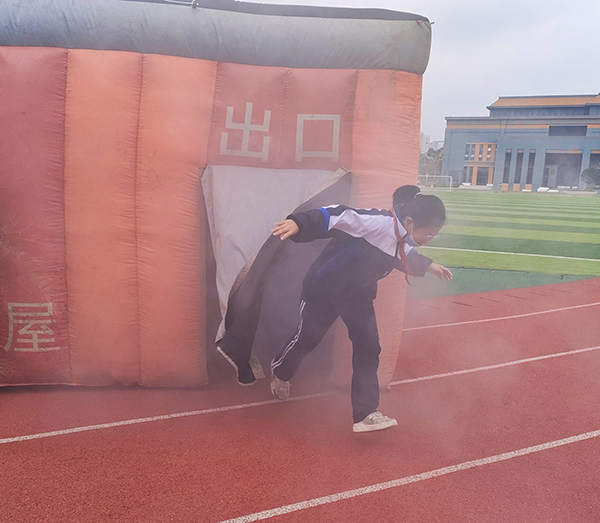 绷紧校园“安全线” 成都地震应急演练校园专场在郫都区举行_fororder_学生体验消防疏散逃生-摄影-杨建昆