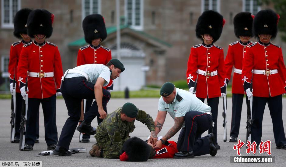 墨西哥总统出访加拿大 仪仗队卫兵晕倒在地