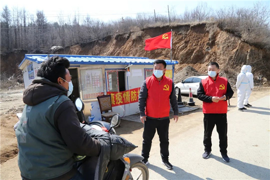 鞍山岫岩縣：黨員幹部“疫”往無前戰疫情_fororder_黨員志願者宣傳防疫政策。供圖 岫岩宣傳部