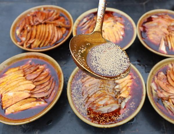 四个方面展魅力、八大措施促消费——“来雅‘森’呼吸·避暑纳清凉”主题活动在雅安市雨城区蒙顶山景区启动_fororder_荥经棒棒鸡-供图-雅安市委宣传部