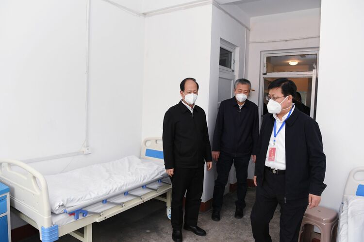 石泰峰来到包头市昆都仑区包钢预保中心了解疫情防控隔离点医疗服务和