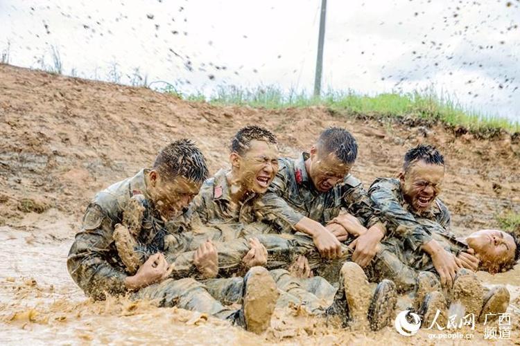 挑戰極限！廣西武警泥潭中摔擒錘鍊硬功