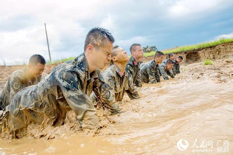 挑戰極限！廣西武警泥潭中摔擒錘鍊硬功