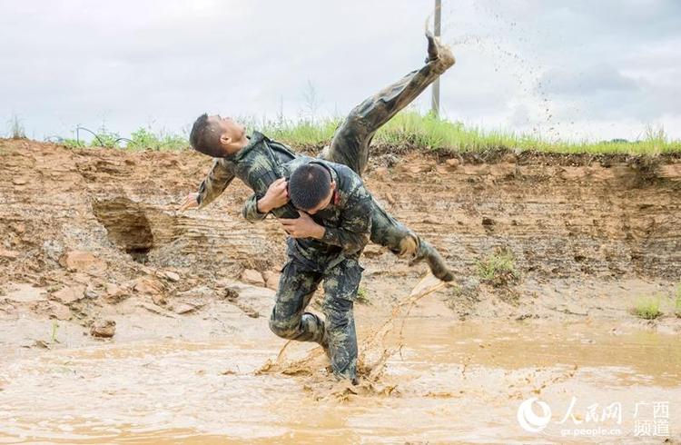 挑战极限！广西武警泥潭中摔擒锤炼硬功