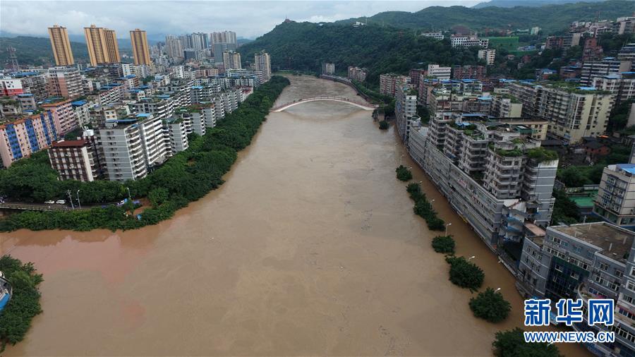 长江重要支流綦河遇超保证水位近2.2米洪水过境