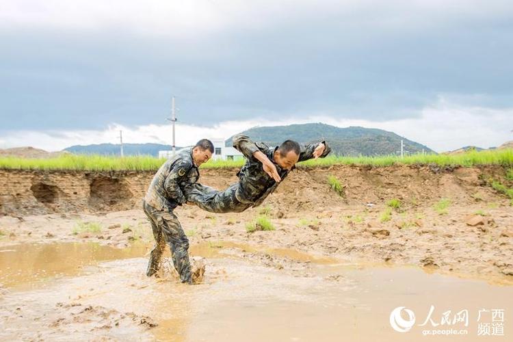 挑戰極限！廣西武警泥潭中摔擒錘鍊硬功