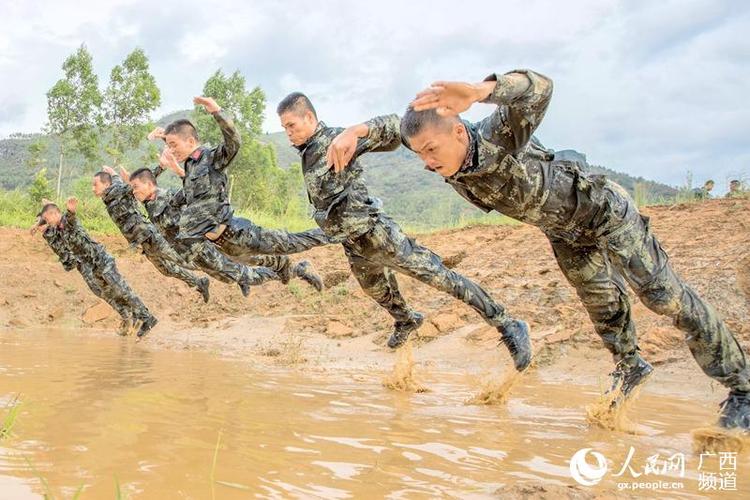 挑戰極限！廣西武警泥潭中摔擒錘鍊硬功