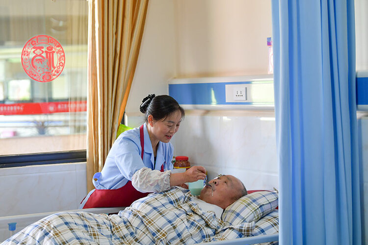 中国梦 劳动美｜蒲玉：最美养老护理员 用真情暖人心_fororder_蒲玉为一名卧床患者喂食物。